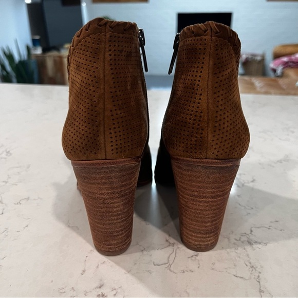 Vince Camuto Fernlee Perforated Suede Brown Leather Ankle Boots Size 6.5 - Picture 3 of 12